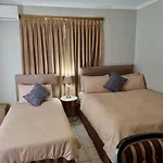 Room In Lodge - Savoy Lodge - Triple Room