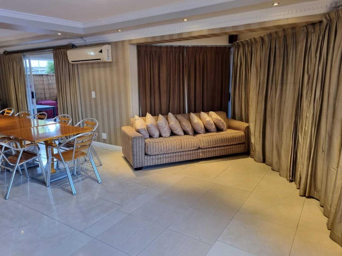 Guest house In - Savoy - Triple Cape Town