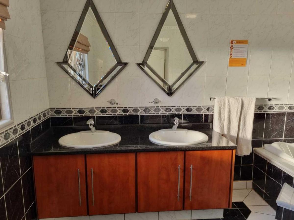 In - Savoy - Triple 2* Cape Town