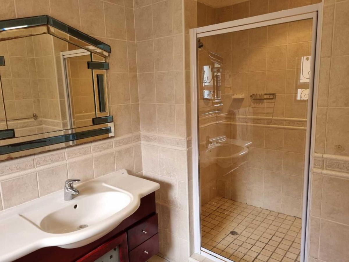 In - Savoy - Triple Guest house Cape Town